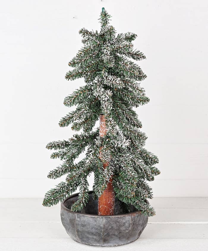 Récipient en étain martelé