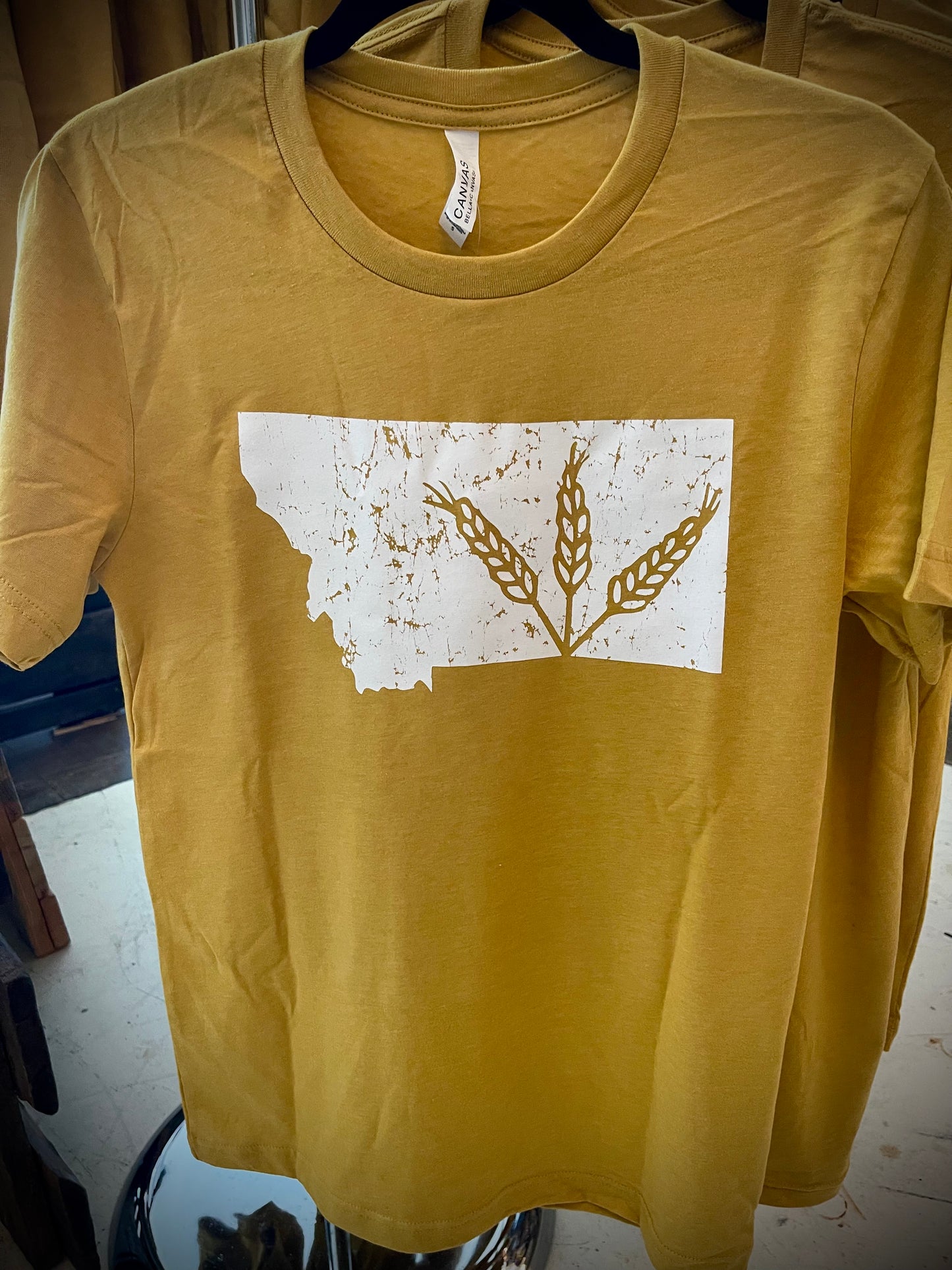 Camiseta Montana "Harvest Nights" de manga corta en color mostaza