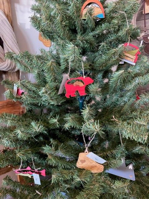 Ornement d'ours - Vue en couches sur la montagne