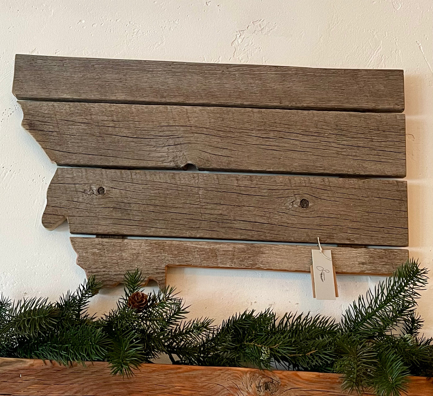 Letrero decorativo de pared "Montana" de madera con diseño rústico de North 89