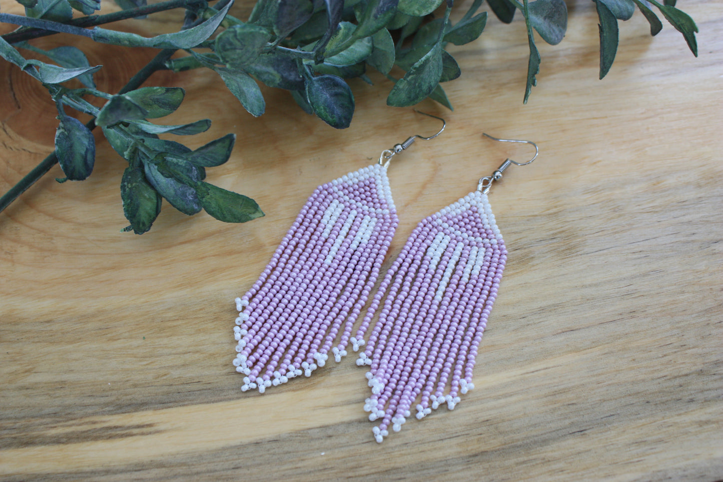 #4B: Aretes de cuentas blancas y lavanda con detalle decorativo vertical blanco