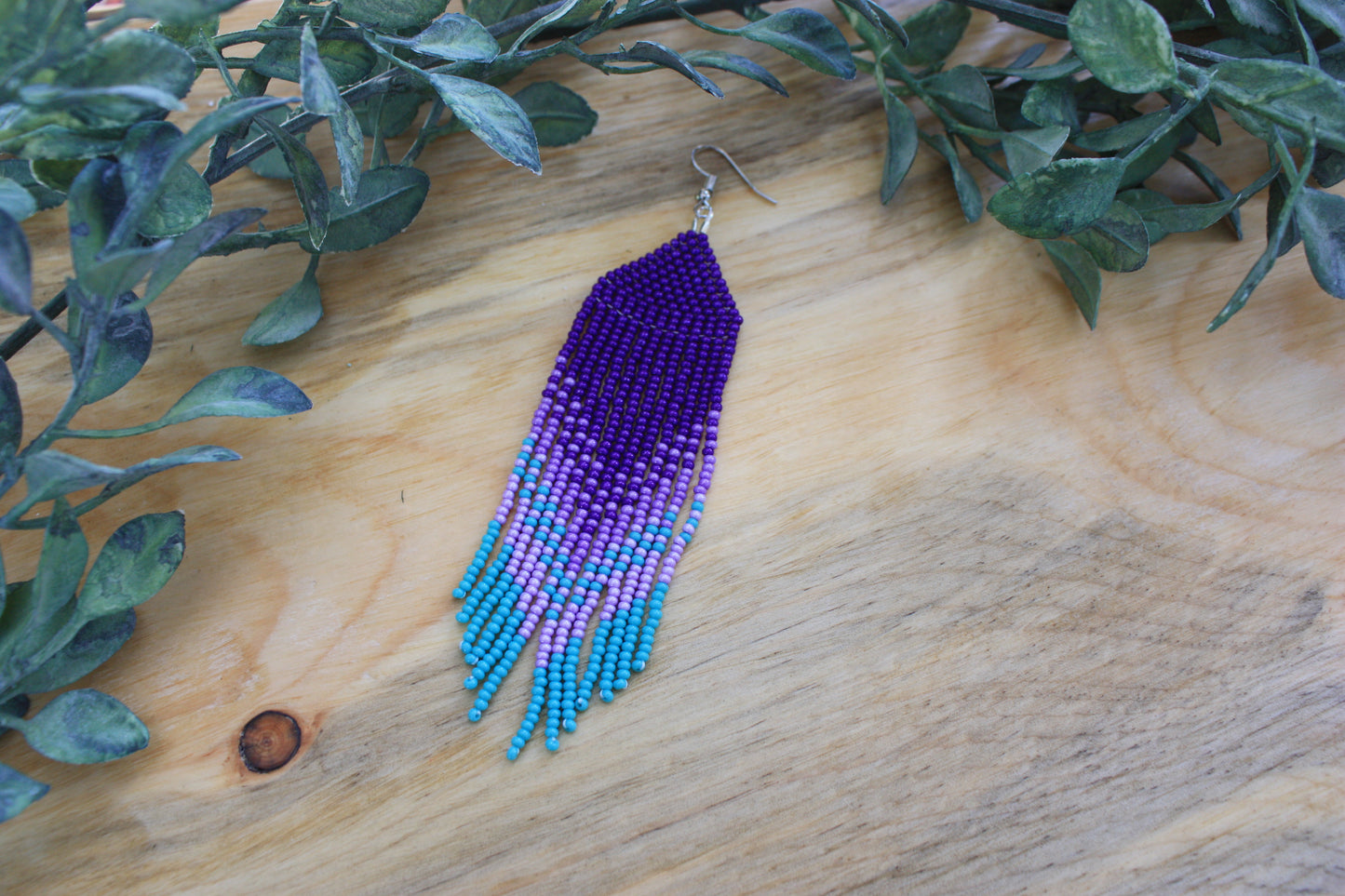Pendientes con cuentas moradas y turquesas