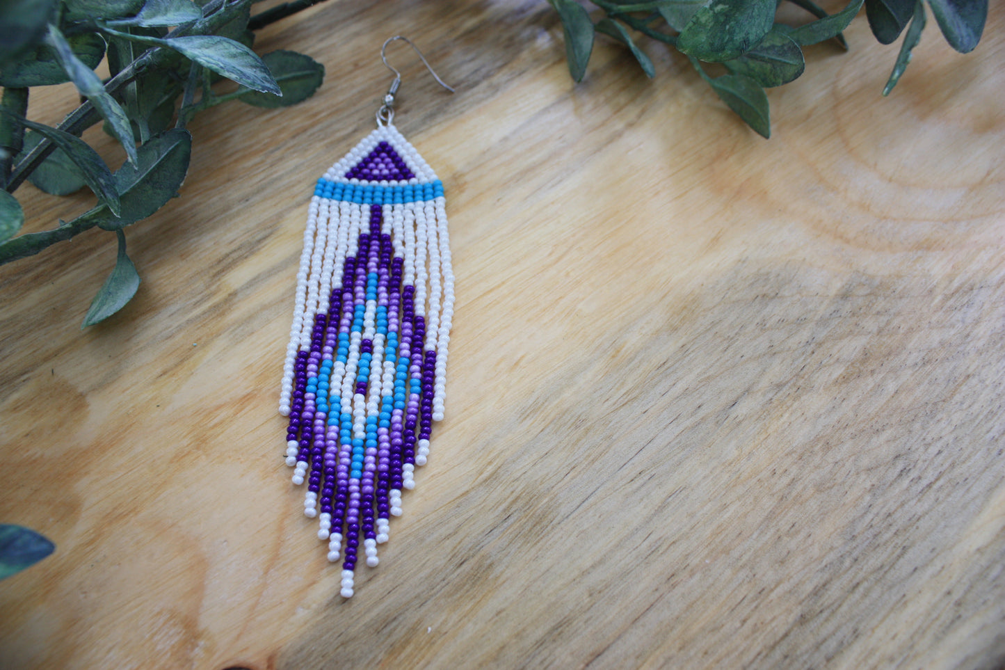 Aretes con cuentas "Southwestern" en blanco, morado, multicolor y turquesa con detalle de base triangular en acento de banda violeta, multicolor y turquesa
