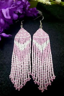 #3B: Aretes de cuentas de color lavanda, rosa y blanco con base triangular y detalle de flecha blanca