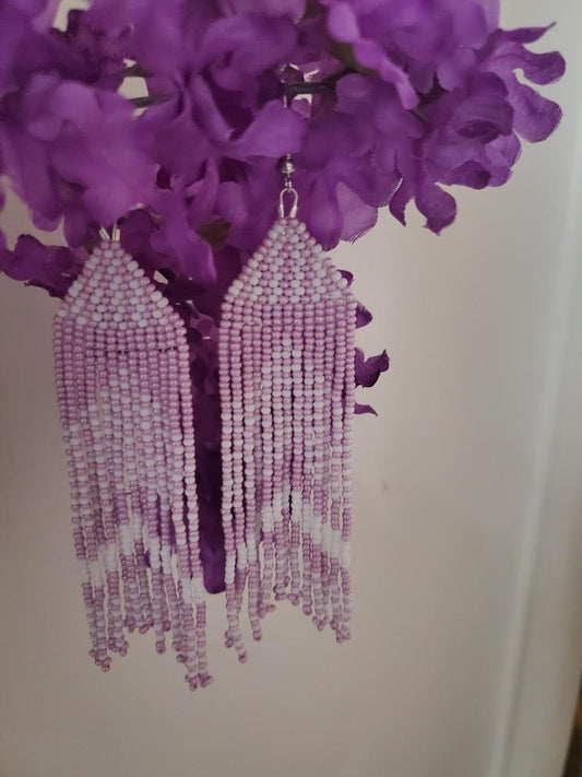 #B8: Aretes de cuentas blancas y lavanda con base triangular y flecos de flecha