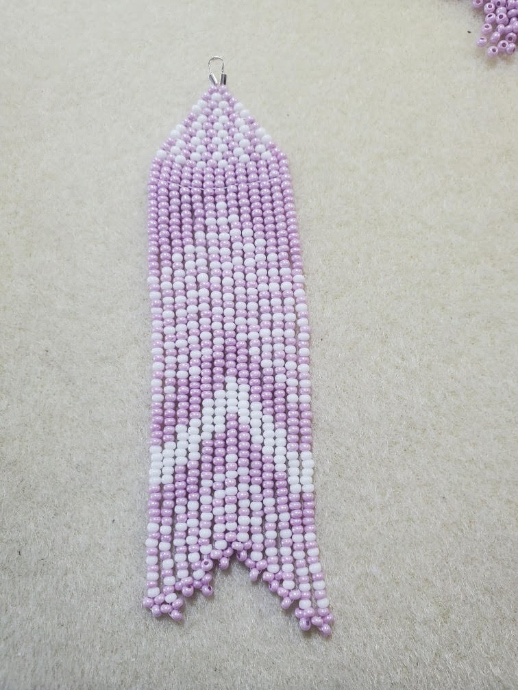 #B8: Aretes de cuentas blancas y lavanda con base triangular y flecos de flecha