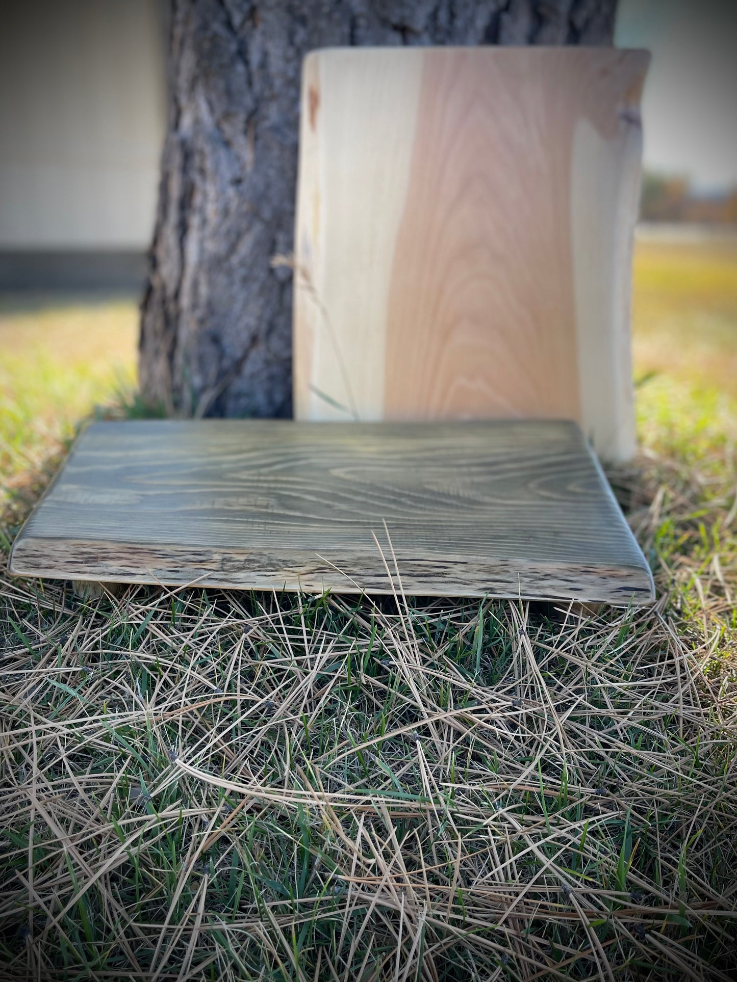 North 89 Elevador de madera de diseño rústico con patas