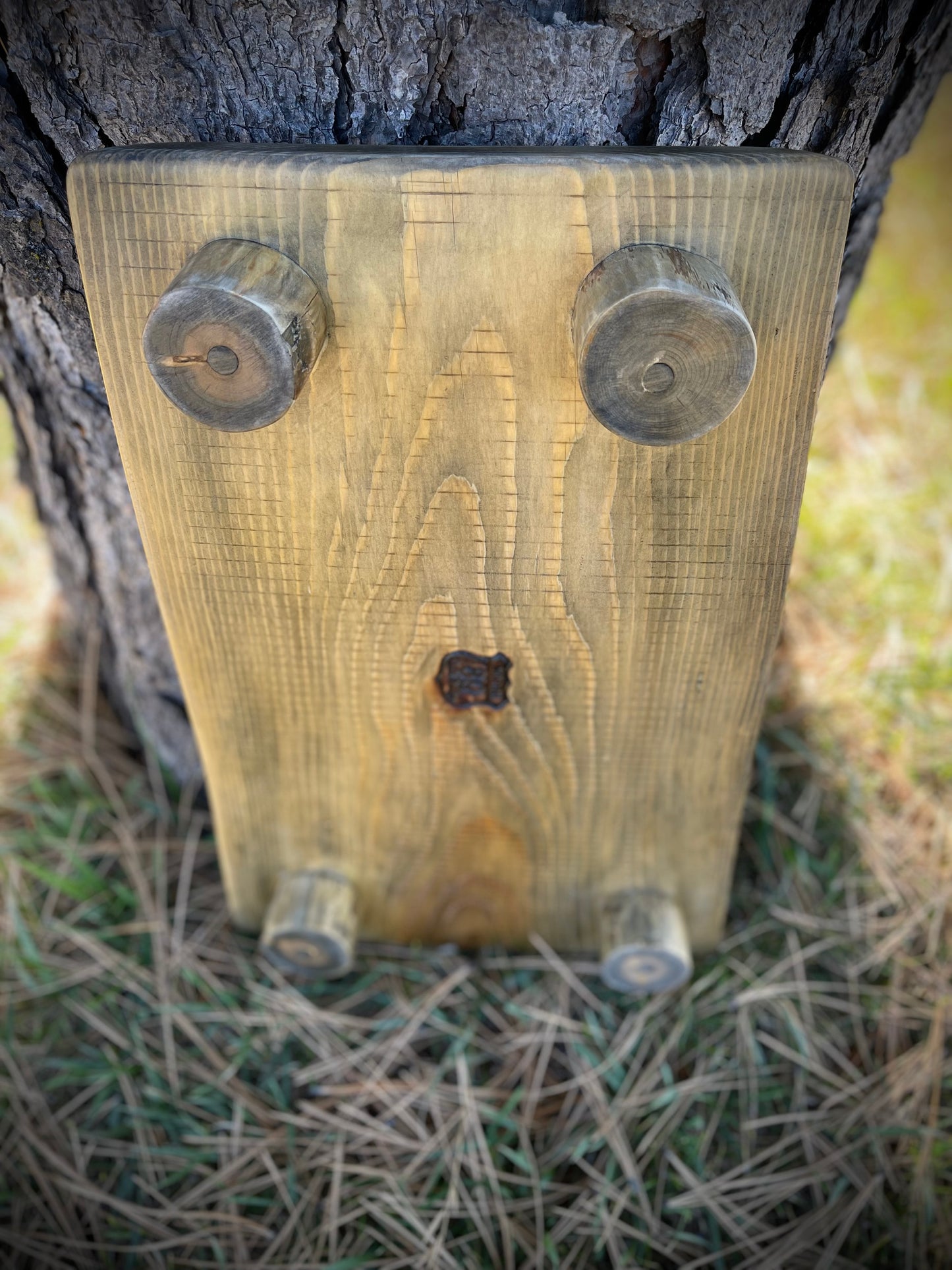 North 89 Elevador de madera de diseño rústico con patas