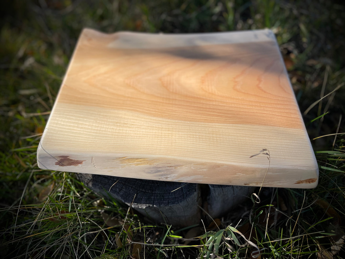 North 89 Elevador de madera de diseño rústico con patas