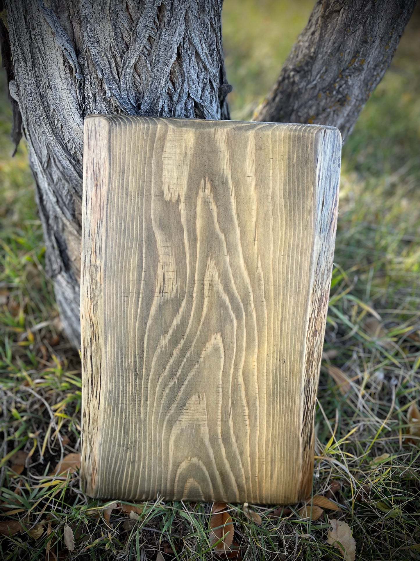 North 89 Elevador de madera de diseño rústico con patas