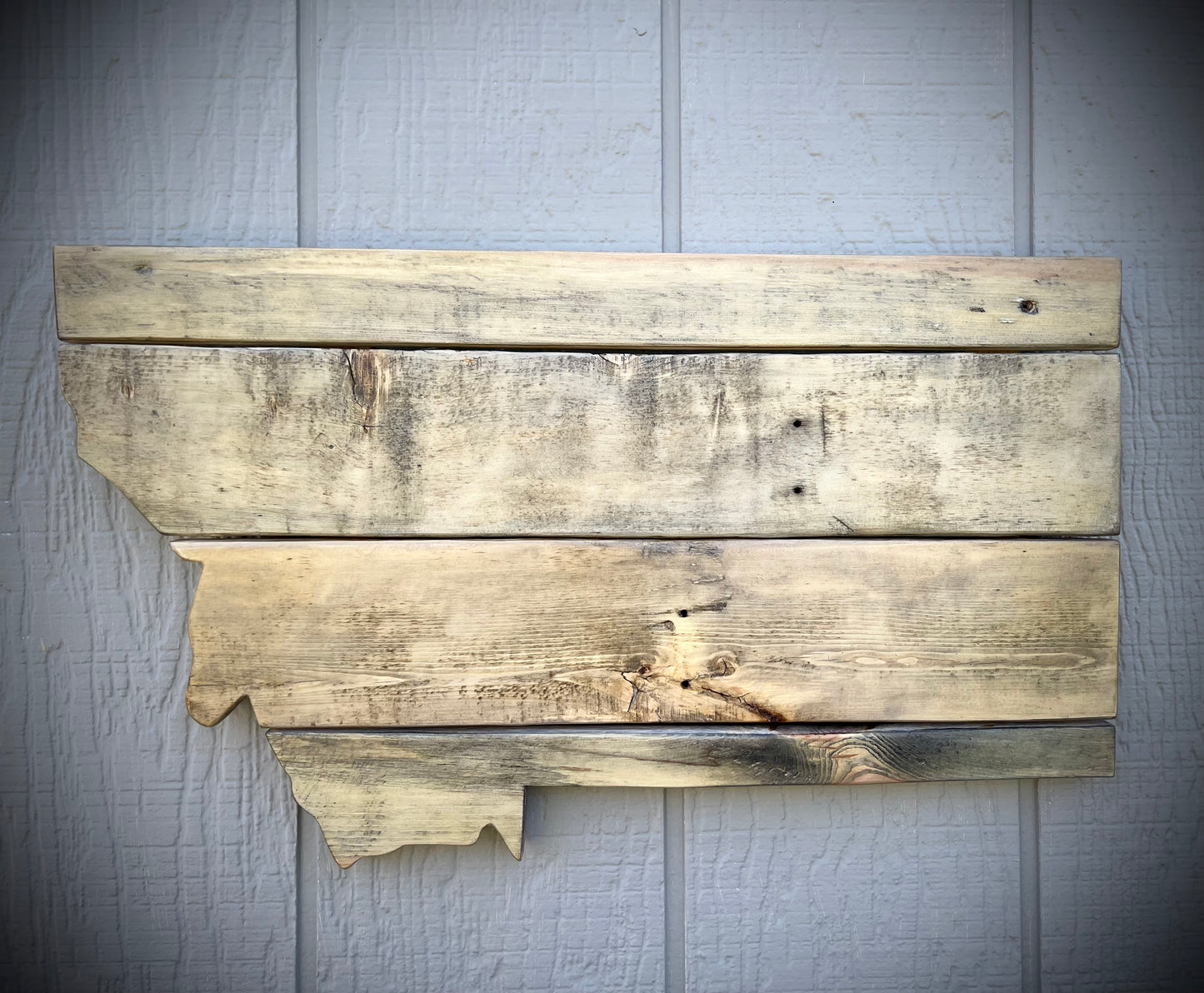 Letrero decorativo de pared "Montana" de madera con diseño rústico de North 89