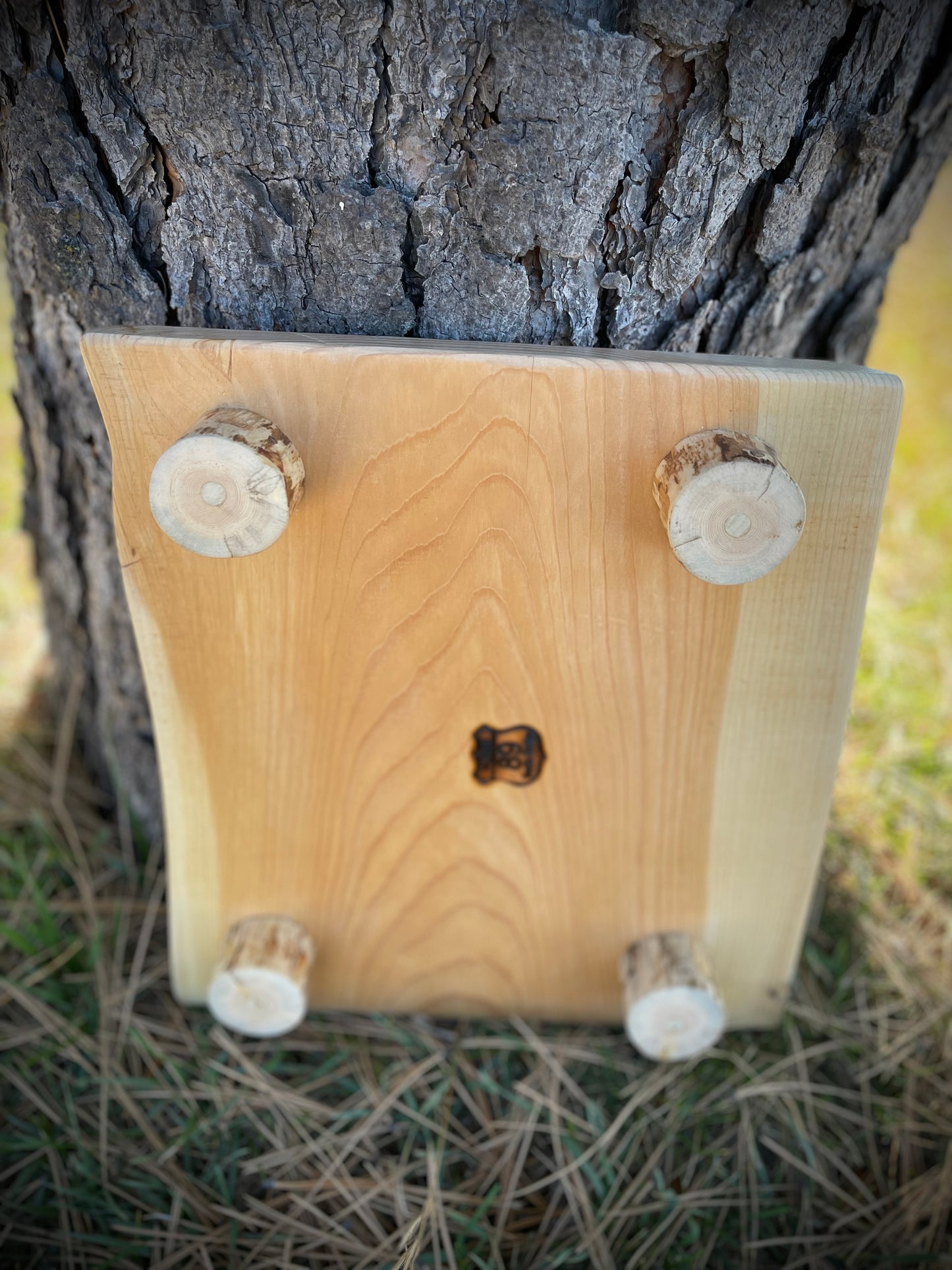 North 89 Elevador de madera de diseño rústico con patas