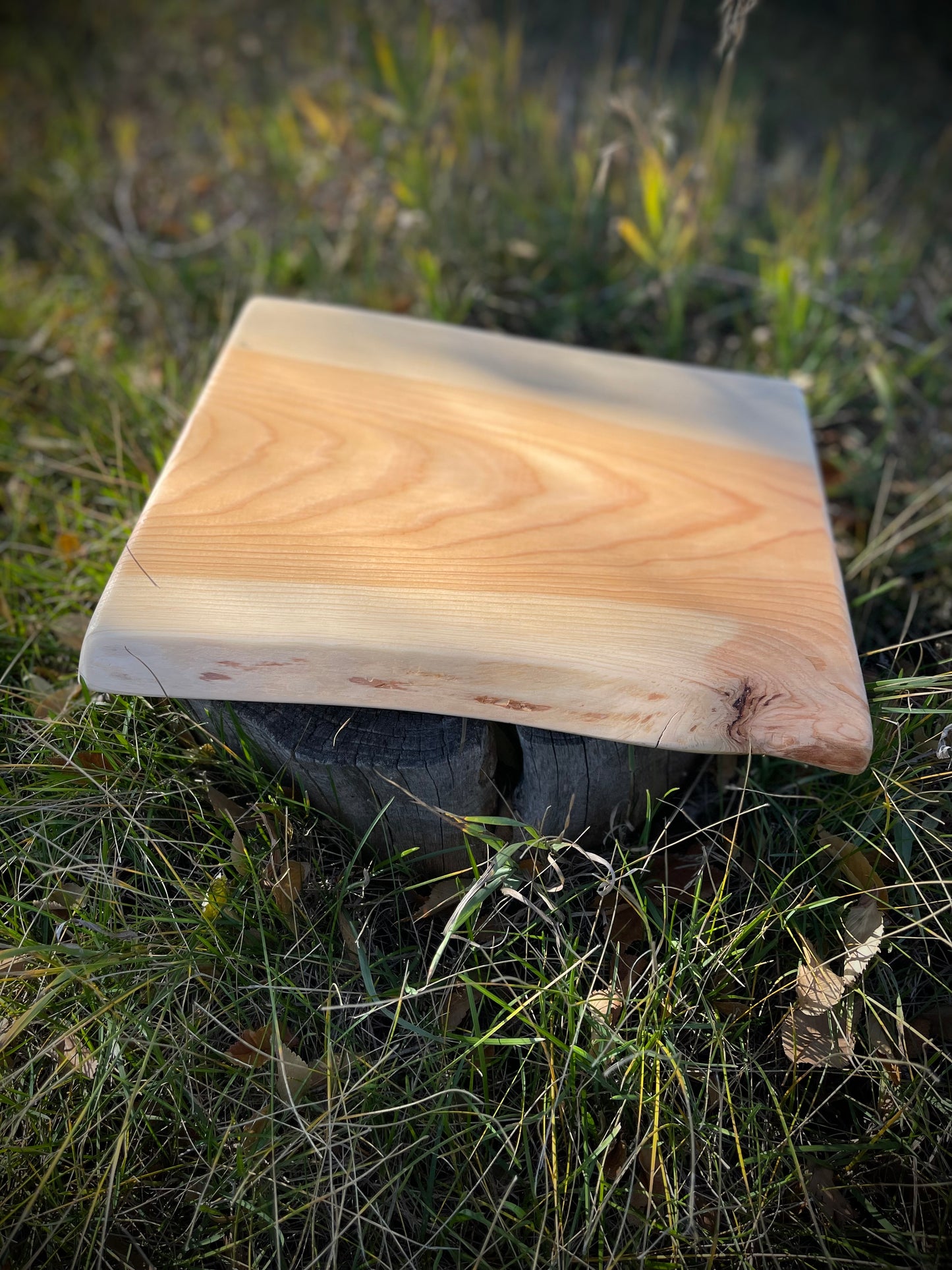 North 89 Elevador de madera de diseño rústico con patas