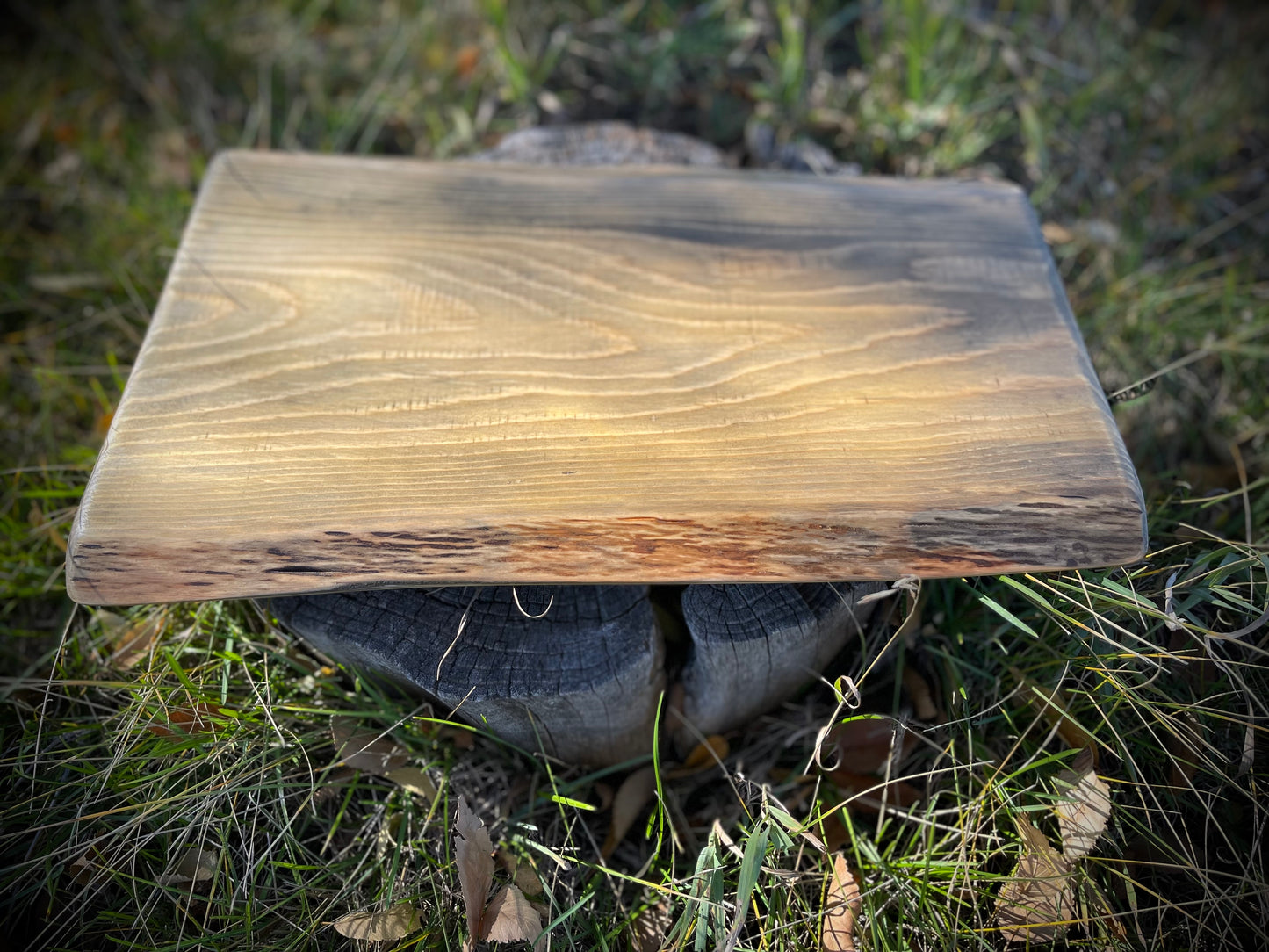 North 89 Elevador de madera de diseño rústico con patas