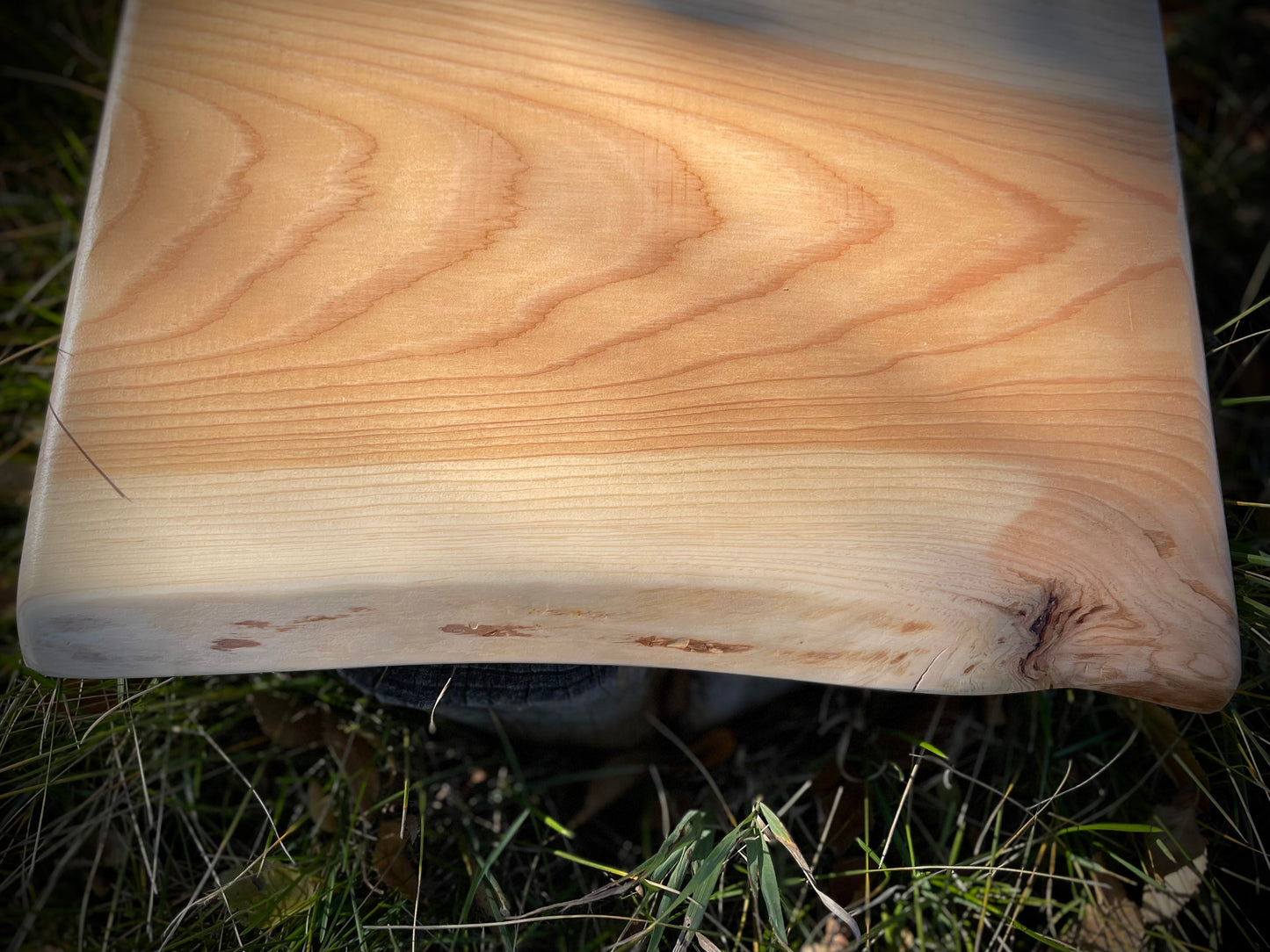 North 89 Elevador de madera de diseño rústico con patas