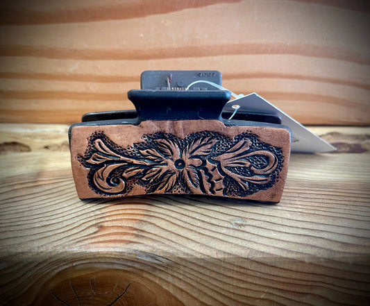 Cuero labrado con flores marrones