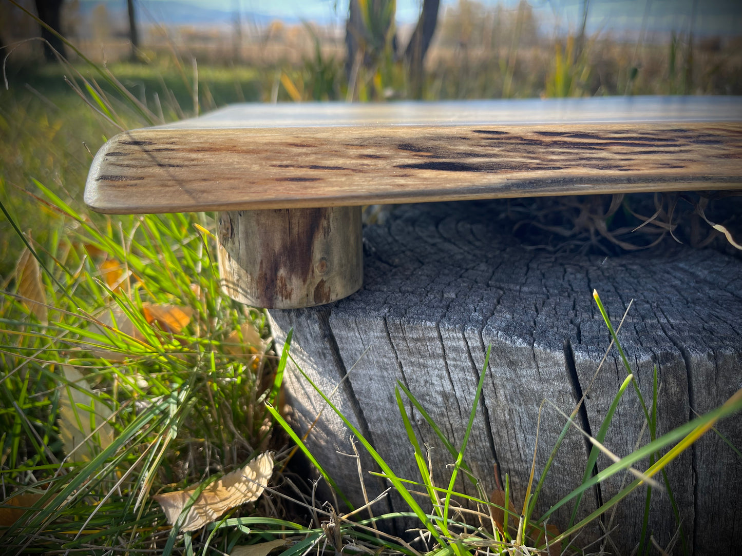 North 89 Elevador de madera de diseño rústico con patas