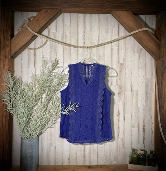 Camiseta sin mangas con cuello en V y encaje floral en zafiro