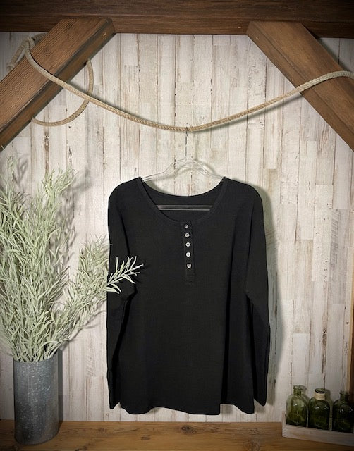 Top Henley de manga larga con hombros caídos y medio botón en negro