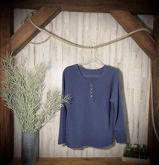 Top henley de manga larga con hombros caídos y medio botón en azul