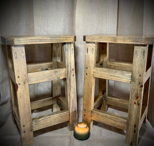 North 89 Grands tabourets en bois au design rustique