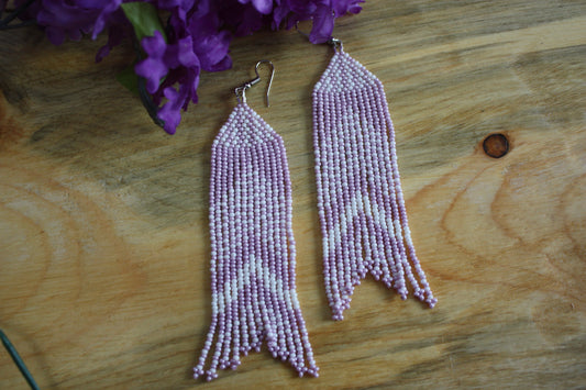#B8: Aretes de cuentas blancas y lavanda con base triangular y flecos de flecha