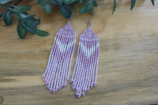 #3B: Aretes de cuentas de color lavanda, rosa y blanco con base triangular y detalle de flecha blanca